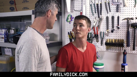 Young boy does the perfect oral job in the dirty garage